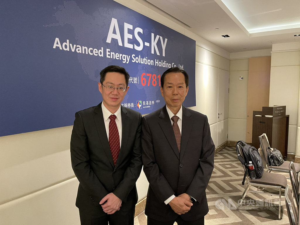 新普旗下小金雞AES-KY主攻二輪電動自行車電池及資料中心備援電池,並積極攻四輪車市場,3月下旬將掛牌上市。圖左起:AES-KY總經理宋維哲、董事長宋福祥中央社記者韓婷婷攝 110年2月22日