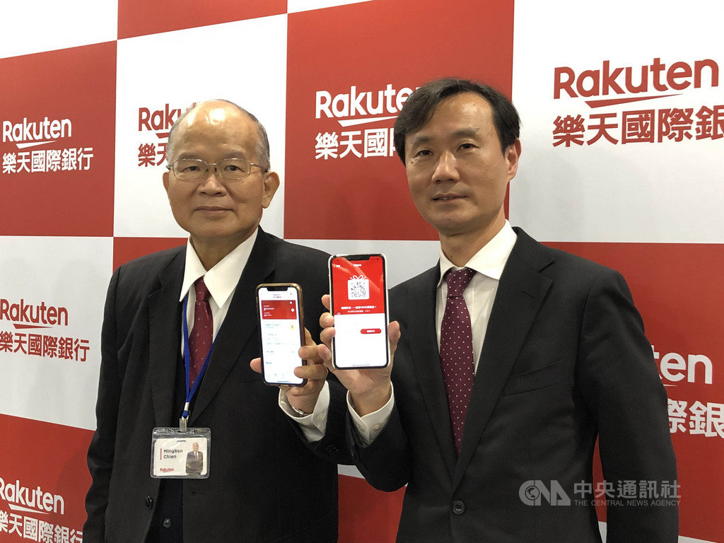 樂天國際銀行於22日舉行開業滿月慶茶會,左起樂天國際銀行董事長簡明仁與總經理佐伯和彥。佐伯和彥表示,目前開戶以40歲年齡層比例最高。中央社記者蘇思云攝 110年2月22日