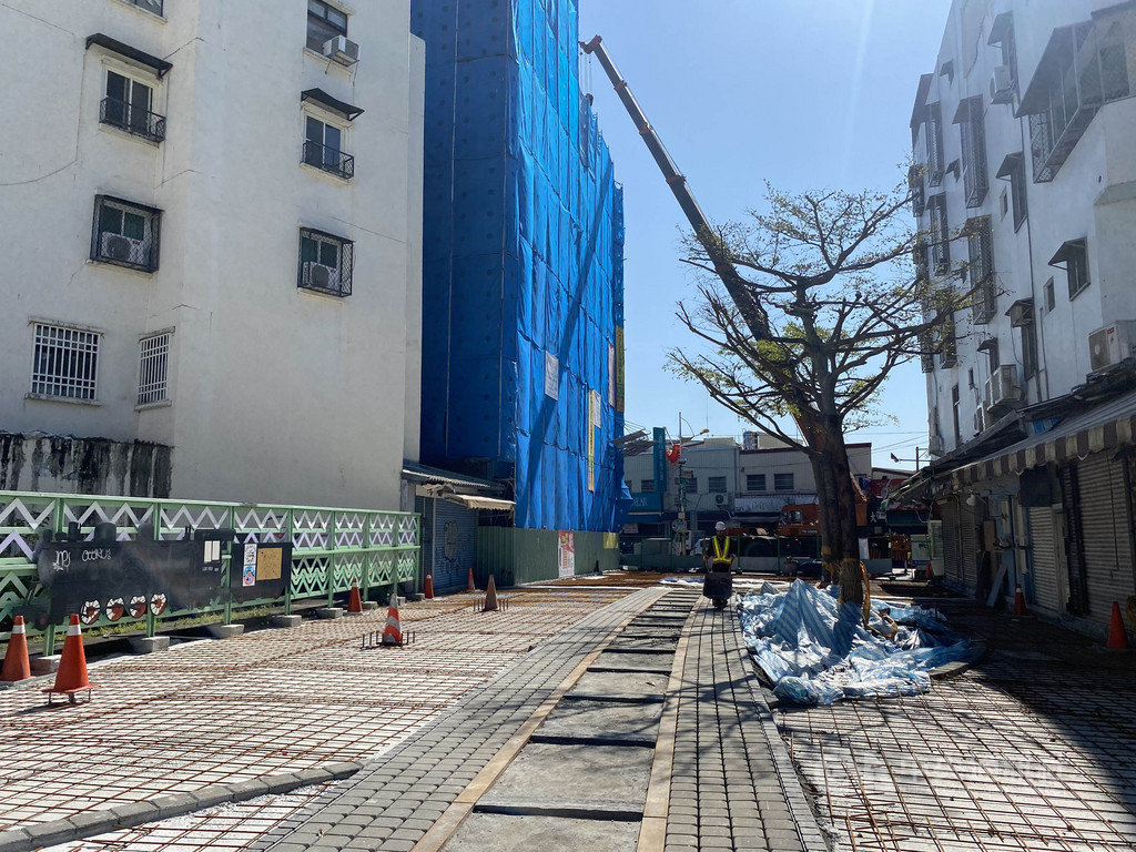 花蓮「舊鐵道行人徒步區」位於花蓮市蛋黃區,市公所去年底開始進行改善工程,重新鋪路美化、設置意象涼亭等,希望打造成藝術街。中央社記者李先鳳攝 110年2月22日