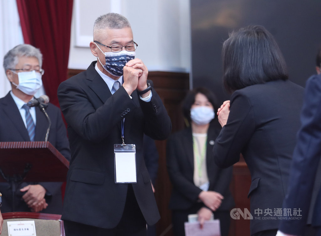 總統蔡英文22日接見去年中職總冠軍統一獅隊,獅隊野手陳鏞基回憶見過4位總統,中職秘書長楊清瓏(前左)笑說,從在中山堂見蔣中正開始,7位總統都見過。中央社記者張新偉攝 110年2月22日