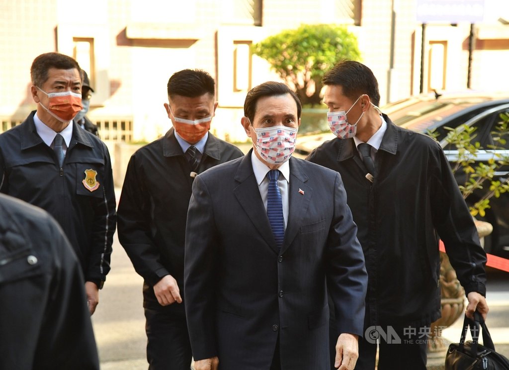 台北地方法院審理三中案,22日以被告身分傳喚前總統馬英九(前)到庭,馬英九上午到達北院時,面對媒體詢問,僅回答「謝謝」2字。中央社記者王飛華攝 110年2月22日