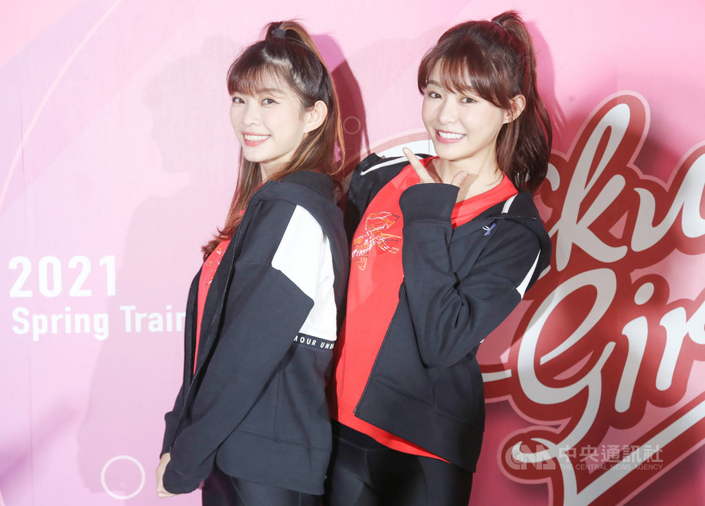 中職樂天桃猿隊啦啦隊Rakuten Girls 22日在台北舉行春訓開訓儀式,學舞多年的俞廷NINA(左)在徵選會上大秀她擅長的popping舞風,驚豔全場;也因為與學姊YURI(右)神似,讓本人直呼很像,俞廷期待早日在球場與球迷見面。中央社記者張新偉攝 110年2月22日