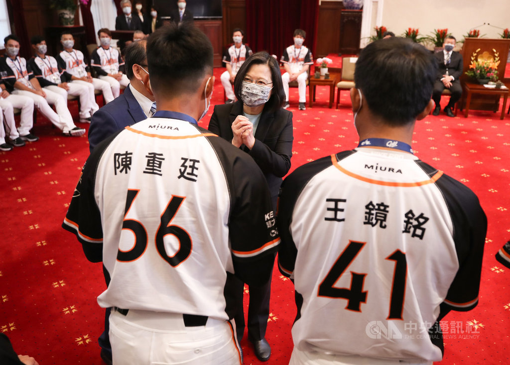 總統蔡英文(中)22日在總統府接見「2020年中華職棒總冠軍統一7-ELEVEn獅隊」,一一向球員拱手致意。中央社記者張新偉攝 110年2月22日
