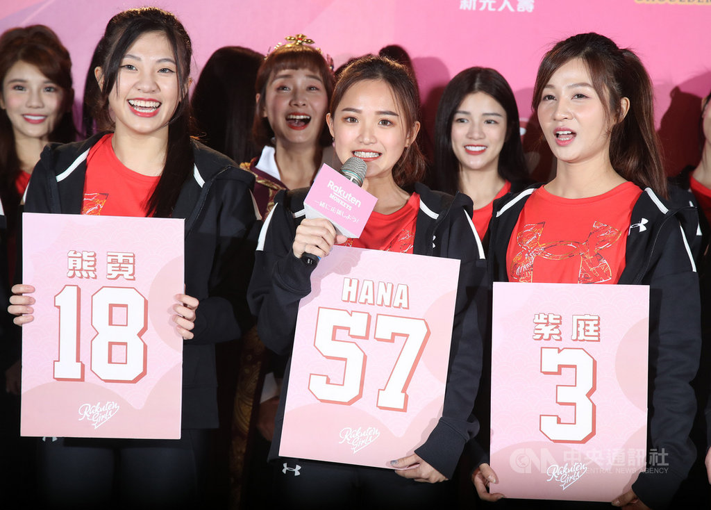 中職樂天桃猿隊啦啦隊Rakuten Girls 22日在台北舉行春訓開訓儀式,新成員李芳(中)表示,從小就很喜歡表演,曾經也跳過台啤啦啦隊,今年參與徵選圓自己的夢想,希望與學姊們一起努力,就像她的背號57一樣「一起有錢」。中央社記者張新偉攝 110年2月22日