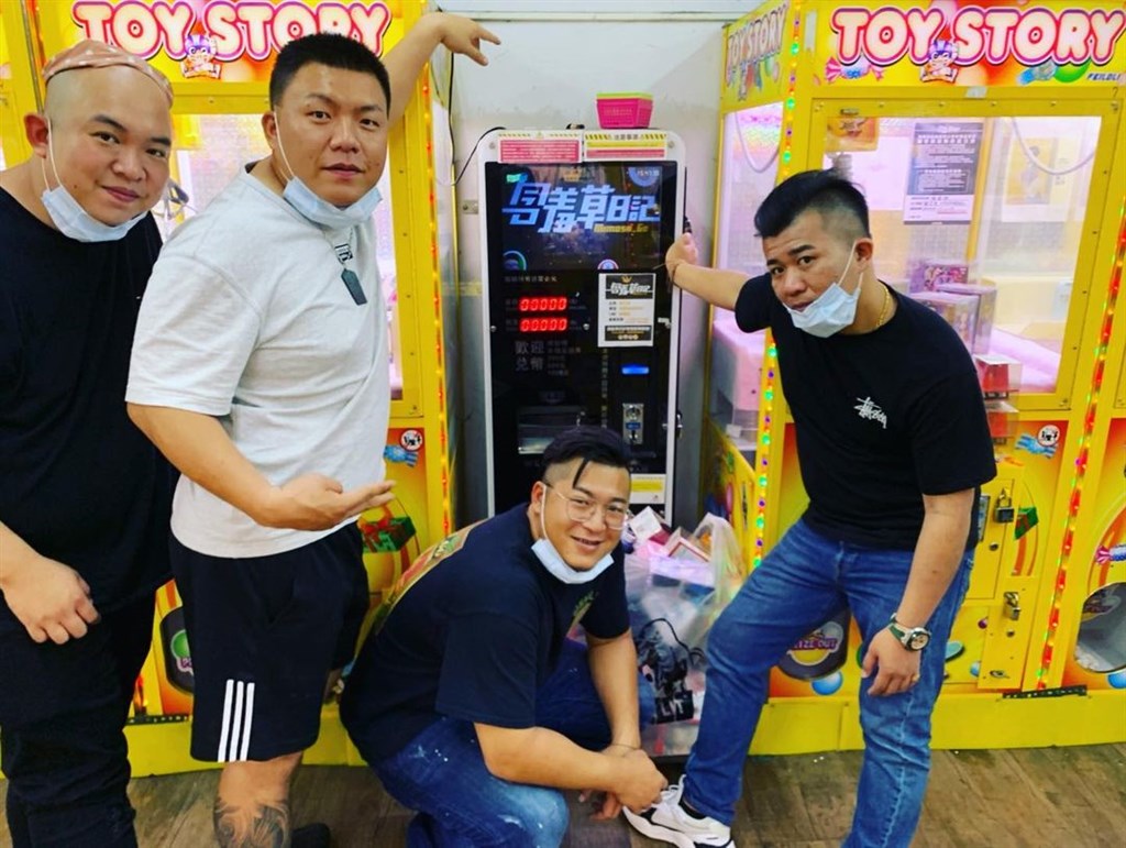 以夾娃娃教學起家的YouTuber「含羞草日記」22日指出,綽號「超艾夾」(右1)副團長上午在高市苓雅區遭醉漢包圍,背部還身中2刀。(圖取自instagram.com/monkey051026)