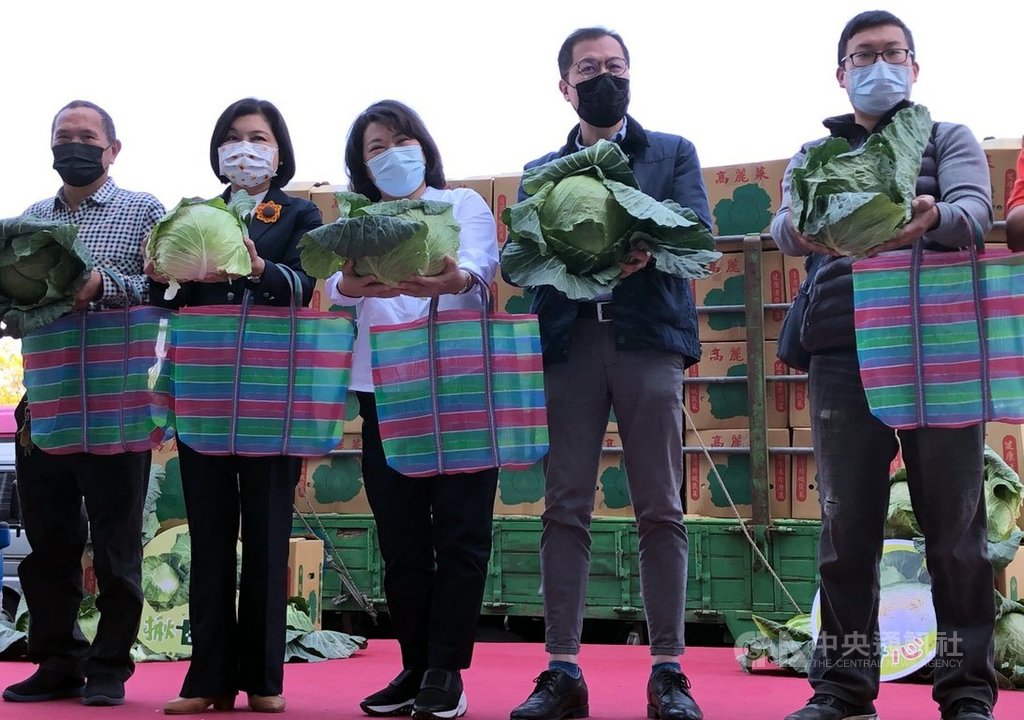 近期高麗菜盛產價跌,嘉義市長黃敏惠(右3)日前號召採購雲林在地高麗菜,雲林縣長張麗善(左2)22日感謝嘉義市政府伸援手,以實際行動支持菜農。中央社記者黃國芳攝 110年2月22日
