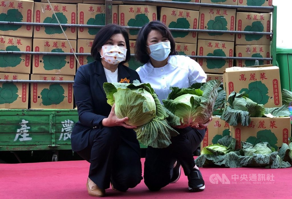 近期高麗菜盛產價跌,嘉義市長黃敏惠(右)日前號召採購雲林在地高麗菜,市府及各界在短時間認購約20公噸,雲林縣長張麗善(左)22日到嘉義市政府感謝黃敏惠的伸援協助。中央社記者黃國芳攝 110年2月22日