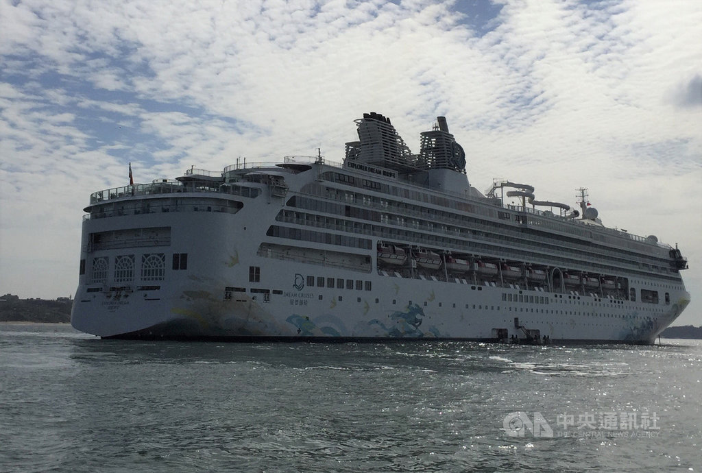 雲頂郵輪集團業者22日指出,今年度郵輪跳島遊首航將於3月7日由基隆出發,3月9日抵達金門;金門縣政府指出,探索夢號每航次以平均旅客1400人計算,34航次預計至少帶來4萬5000名旅客搭乘郵輪抵達金門旅遊。圖為民國109年7月31日郵輪抵達金門。中央社記者黃慧敏攝 110年2月22日