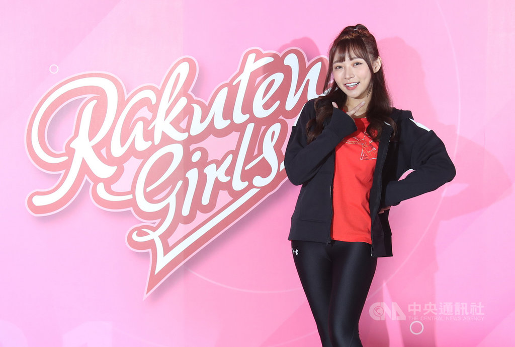 中職樂天桃猿隊啦啦隊Rakuten Girls春訓開訓儀式22日舉行,在社群軟體IG擁有57萬人追蹤的新成員林襄表示,自己是個沒有自信的女生,但是看到啦啦隊在球場上散發自信與活力,希望自己也能成為那樣的女孩,雖然舞蹈能力還不足,但會盡力學習。中央社記者張新偉攝 110年2月22日