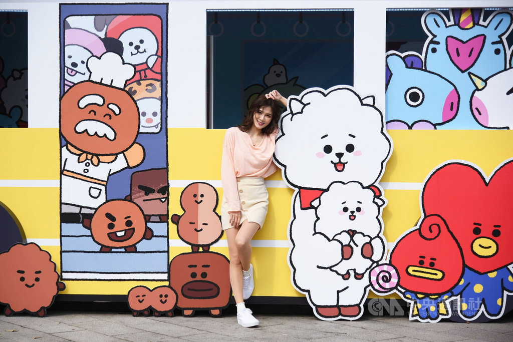 西門町近期有不少裝置藝術景點,宇宙明星BT21以「世界巡迴之旅」概念,在西門町呈現8處大型裝置藝術。(台北市商業處提供)中央社記者余曉涵傳真 110年2月22日