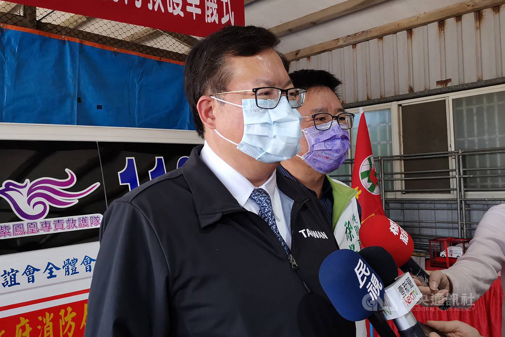 對於記者詢問,如何看待在疫後的民調滿意度高達八成,桃園市長鄭文燦(前)表示,防疫要同心、專心,更重要的是部桃事件已落幕,桃園可以恢復正常生活,未來桃園也會百分之百配合中央政策。中央社記者吳睿騏桃園攝 110年2月22日