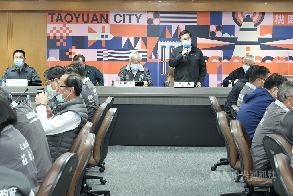 桃園市長鄭文燦(站者)22日出席防疫專案會議表示,部桃事件已落幕,桃園市的區里民政業務研討相關等活動將到金門及澎湖舉辦,希望桃園與離島縣市維持緊密關係。中央社記者吳睿騏桃園攝 110年2月22日