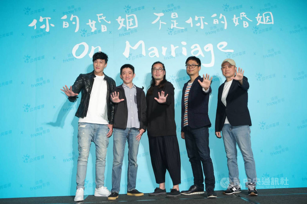 公視劇集「你的婚姻不是你的婚姻」由導演何潤東(左起)、徐漢強、許富翔、高炳權、鄭文堂分別執導一個單元,5人也被稱讚如導演界的F5。(公視提供)中央社記者葉冠吟傳真 110年2月22日