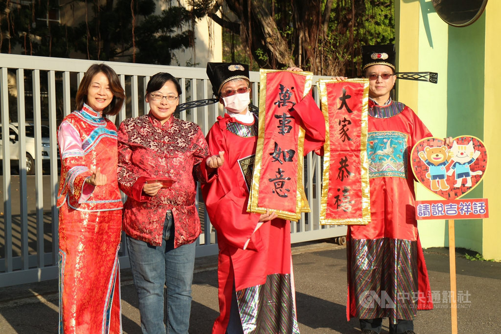 高中以下學校22日開學,台北市大橋國小校長白玉玲(左)偕隆和里里長沈春華(左2)及行政同仁穿著古裝在校門口列隊迎接學生,並鼓勵學生看到老師說吉祥話。(大橋國小提供)中央社記者陳昱婷傳真 110年2月22日