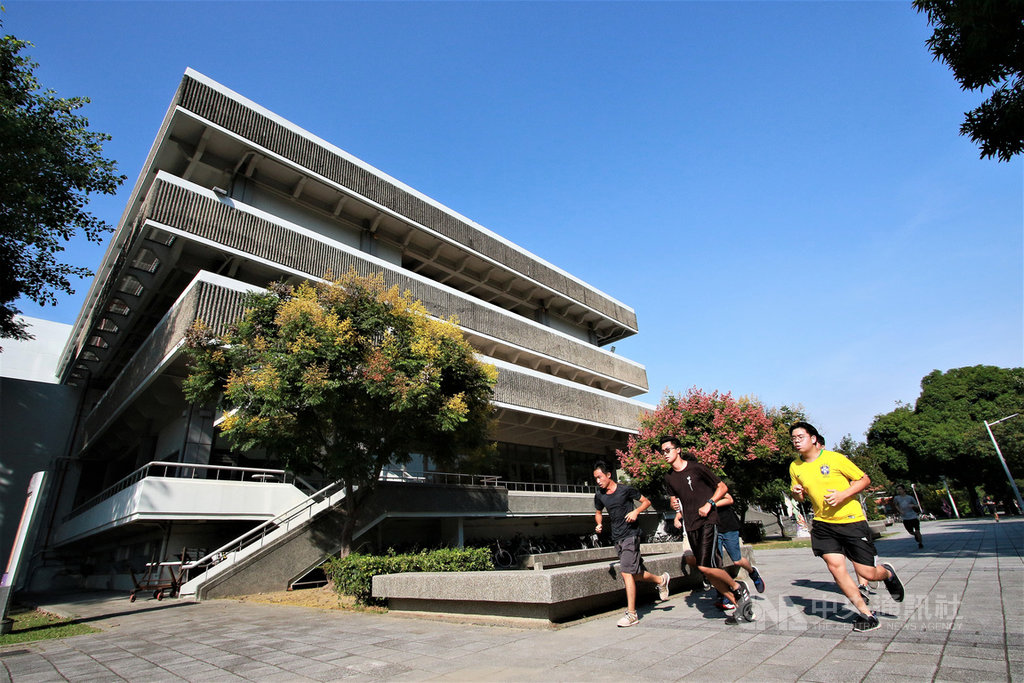 國立成功大學22日宣布今年將首度與國防部合作開設國防學士專班,10個學系共15個名額。圖為成大學生校園活動情形。(成功大學提供)中央社記者楊思瑞台南傳真 110年2月22日