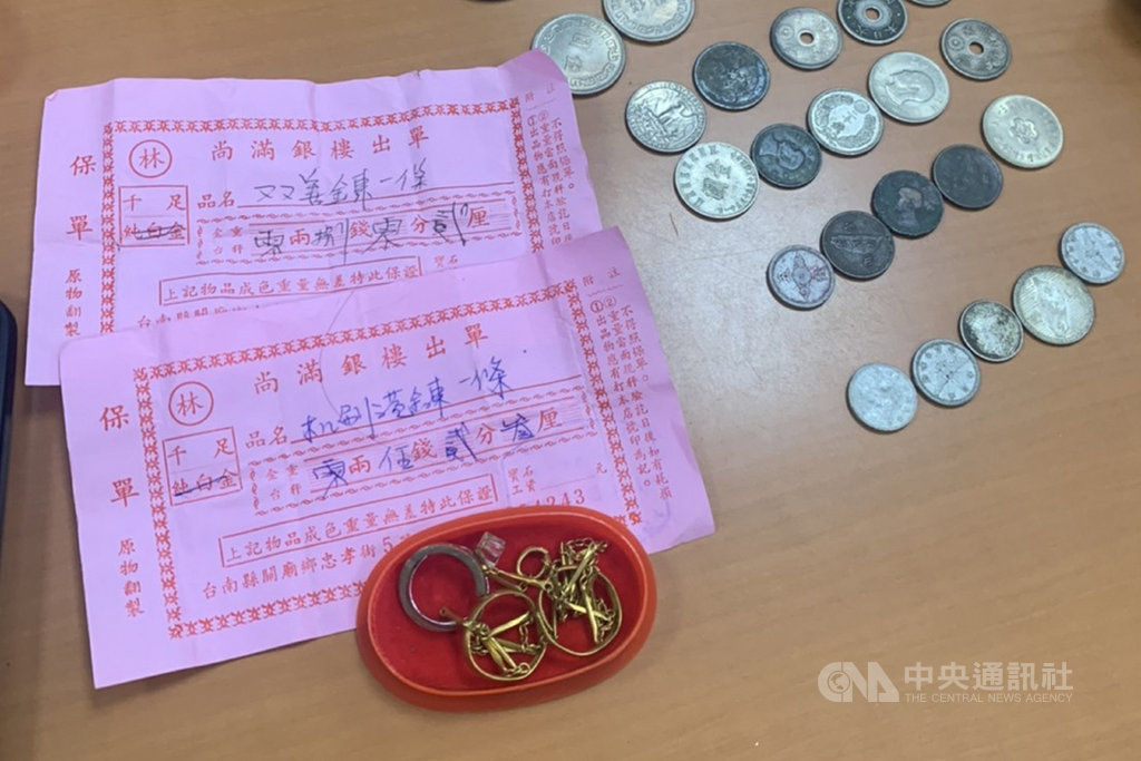 台南市環保局歸仁區清潔隊員22日拆完一個彈簧床墊準備回收時,在鋼圈架上發現一只裝金飾與舊硬幣的塑膠袋,趕緊向警方報案盼能物歸原主。(台南市環保局提供)中央社記者楊思瑞台南傳真 110年2月22日