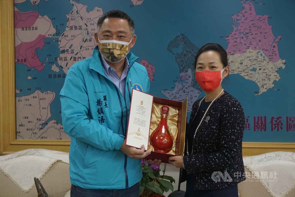 雲頂郵輪集團副總裁劉曉寧(右)22日拜會金門縣長楊鎮浯(左),就今年度跳島郵輪計畫抵達金門各項遊程與建議案進行討論。中央社記者黃慧敏攝 110年2月22日