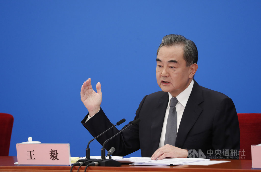 中國國務委員兼外交部長王毅22日表示,希望美國放棄川普時代對中國的加徵關稅、制裁中企,和限制中國科技進步等政策。圖為王毅2020年5月出席第十三屆全國人民代表大會第三次會議記者會。(中新社提供)中央社 110年2月22日