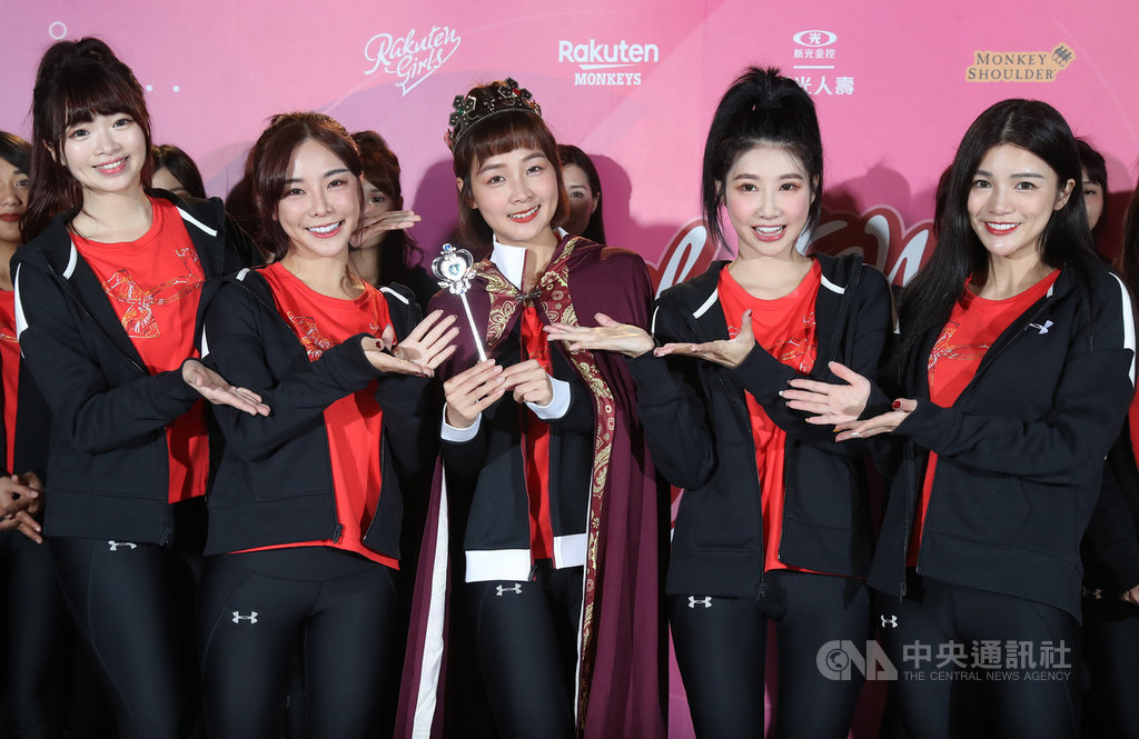 中職樂天桃猿隊啦啦隊Rakuten Girls 22日在台北舉行春訓開訓儀式,新球季隊長將由籃籃(前中)擔任,會中舉辦加冕儀式,卸任隊長巫苡萱(前左2)交接給新任隊長籃籃。中央社記者張新偉攝 110年2月22日