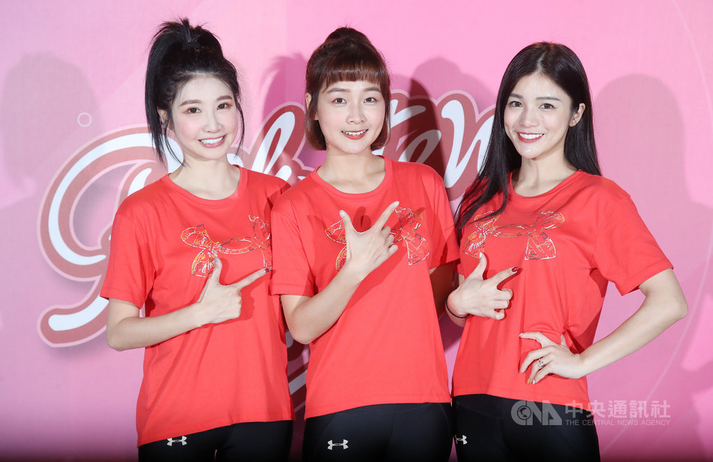 中職樂天桃猿隊啦啦隊Rakuten Girls 22日在台北舉行春訓開訓儀式,新球季隊長將由籃籃(中)擔任,副隊長則是由小鹿(右)與筠熹(左)擔任。中央社記者張新偉攝 110年2月22日