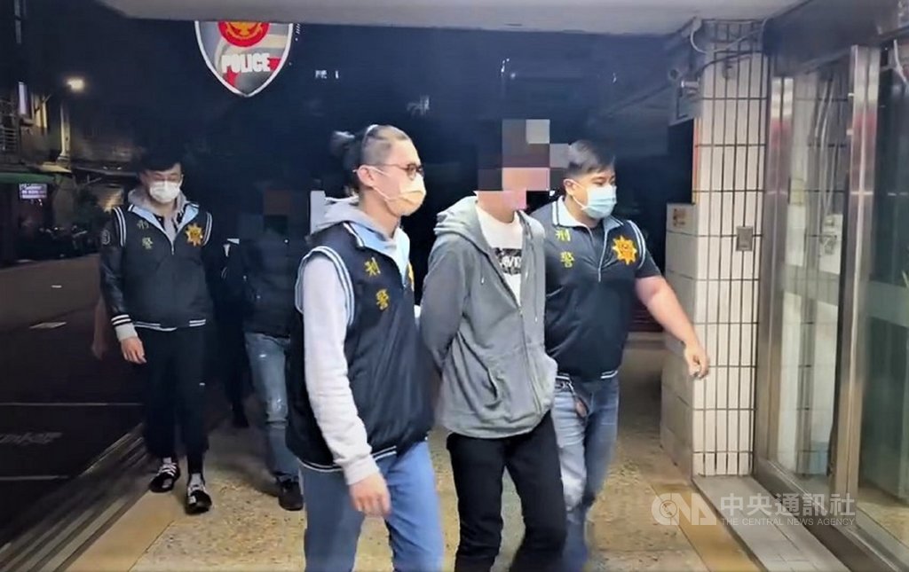 新北市五股區成泰路一處民宅22日清晨遭人撬開後陽台鐵窗後,朝內丟擲大量爆竹並引發火勢,所幸及時撲滅。警方獲報偵辦,晚間將3名涉案人逮獲送辦。(翻攝照片)中央社記者王鴻國傳真 110年2月22日