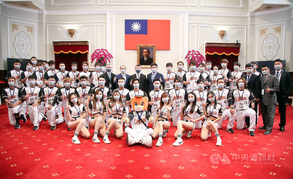 總統蔡英文22日在總統府接見2020年中華職棒總冠軍統一7-ELEVEn獅隊,會後球團全體隊職員與中職會長蔡其昌(後排中)在大禮堂合影留念。中央社記者張新偉攝 110年2月22日