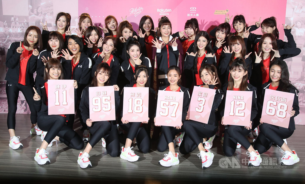 中職樂天桃猿隊啦啦隊Rakuten Girls 22日在台北舉行春訓開訓儀式,新成員披上戰袍亮相,同時也公布她們的背號。中央社記者張新偉攝 110年2月22日