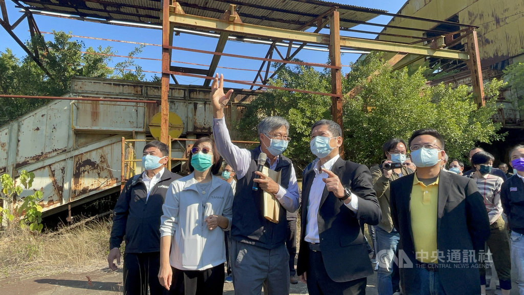 文化部長李永得(前排右2)22日由立委蘇治芬(前排左2)陪同走訪北港糖廠,並在建築師張玉璜(持麥克風者)導覽下,走入北港糖廠時光隧道。中央社記者姜宜菁攝 110年2月22日