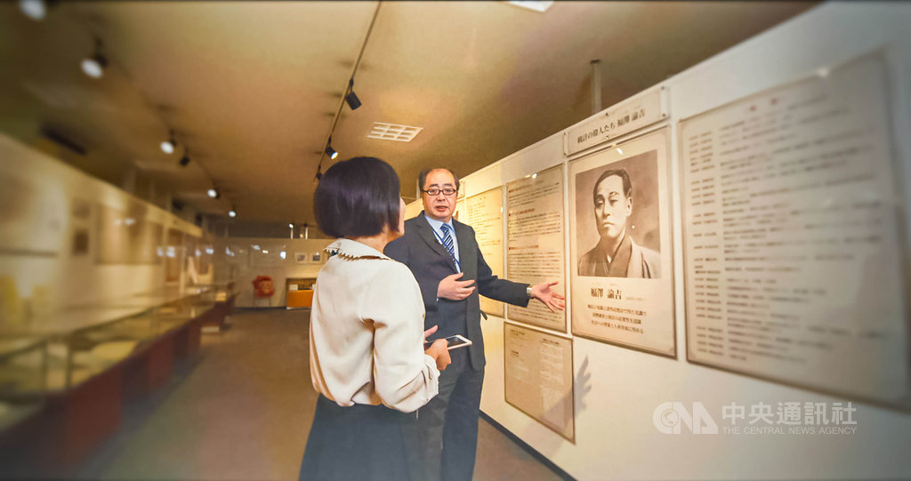 公視歷史紀錄片「未完成的任務:現代台灣締造者」團隊,是台灣第一個進入日本統計局取景拍攝的媒體,並聽取東京統計資料館館長的簡報。(公視提供)中央社記者葉冠吟傳真 110年2月22日