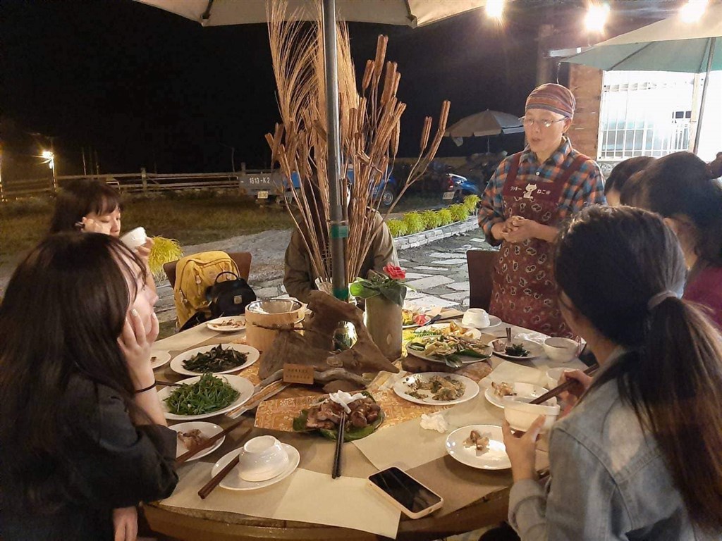 有原住民表示,位於原鄉部落的餐廳遭旅遊業者剝削,威脅餐廳退10%回扣未果,就少付錢吃霸王餐。被指控旅行社及車行22日回應指控不實。(facebook.com/savungaz.valincinan)