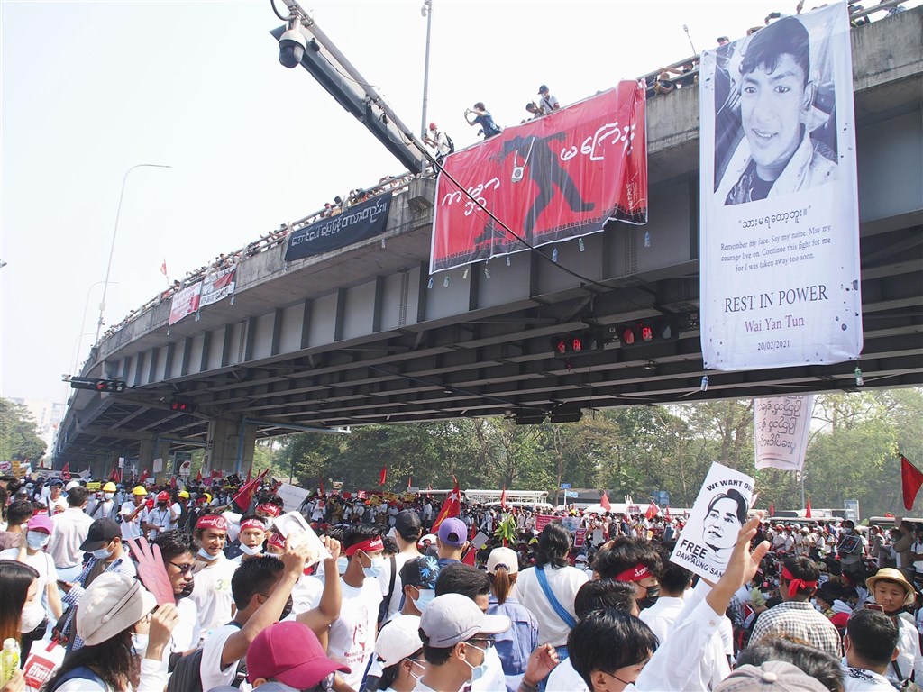 聯合國秘書長古特瑞斯22日譴責緬甸軍事政變主使者使用「殘暴武力」對付抗議民眾。圖為22日仰光示威民眾將20日在瓦城因軍方鎮壓而死亡的男子肖像貼於高架道路上。(共同社)