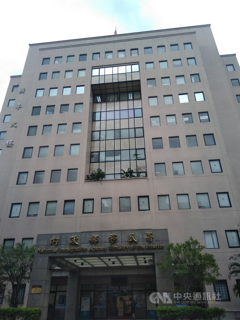台灣國際勞工協會質疑逾期居留外籍移工重辦居留遭駁回。移民署22日說,對於疫情期間移工不慎逾期居留若未滿91天,已有相關協處機制,但協會所提3人均逾期300餘天,仍應依法辦理。(移民署提供)中央社記者黃麗芸傳真 110年2月22日