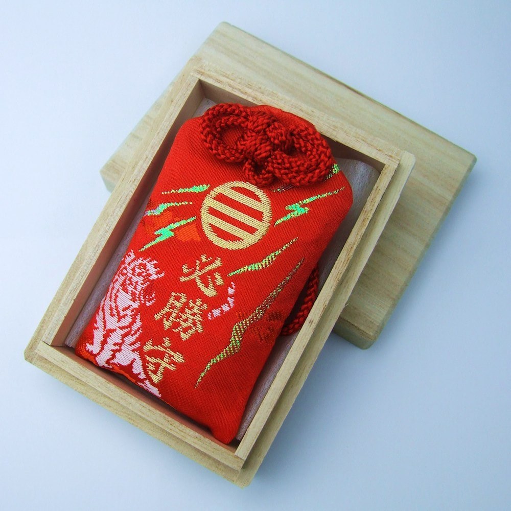 白虎御守在大坂球拍袋上曝光後,讓白崎八幡宮一天就接獲超過1000筆網路訂單。(圖取自白崎八幡宮網頁sirasaki-hp.shop-pro.jp)