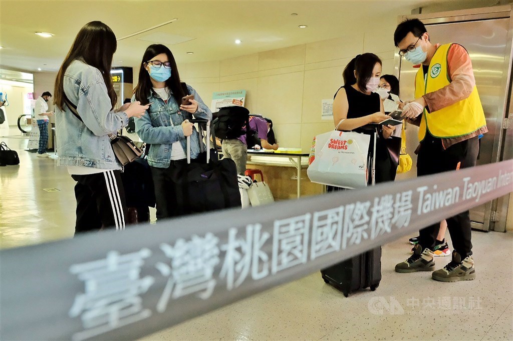 陸籍子女若因疫情因素不能符合法定每年在台居住逾183天的要件,恐影響申請專案長期居留時程。圖為桃園機場旅客。(中央社檔案照片)
