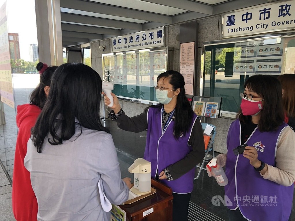 對於中央研訂的武漢肺炎疫苗優先接種對象,並未納入市府所屬機構入口管制門禁人員,如量體溫等措施的防疫人員,台中市長盧秀燕盼能爭取納入接種對象。(台中市政府提供)中央社記者郝雪卿傳真 110年2月23日
