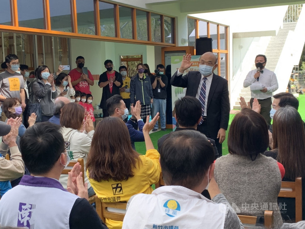 行政院長蘇貞昌(後右2)23日出席新竹市高峰非營利幼兒園啟用典禮時表示,他稱2019冠狀病毒疾病(COVID-19)為武漢肺炎,是因疫情起源於武漢,強調「這不涉及任何評價,只是有利於辨識」,不要政治操作比較好。中央社記者郭宣彣攝 110年2月23日