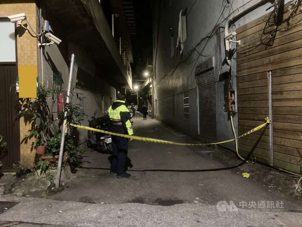 胡姓女子不滿吳姓前男友暴力相向,23日凌晨找3名友人陪同到吳男在新北汐止的住處談判賠償,吳男拿刀揮舞砍人,陳男、彭男2人手腳受傷,林男則因左胸口被刺傷倒在血泊中,當場無生命跡象。警方在現場拉起封鎖線調查採證。(民眾提供)中央社記者沈佩瑤傳真 110年2月23日