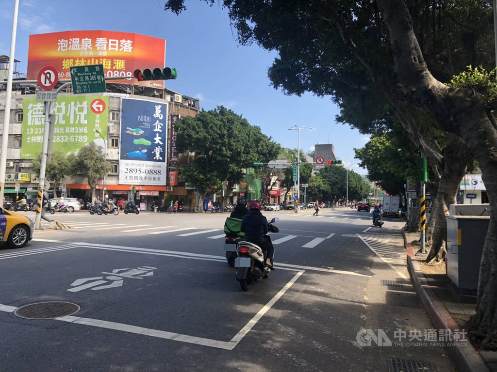 台北市士林區中正路、文昌路口農曆年前先行開放採「不強制機車兩段式左轉」,但有網傳影片指稱實測仍被抓。對此,警方表示,針對違規疑義案件已主動函辦撤銷。(台北市警察局士林分局提供)中央社記者黃麗芸傳真 110年2月23日