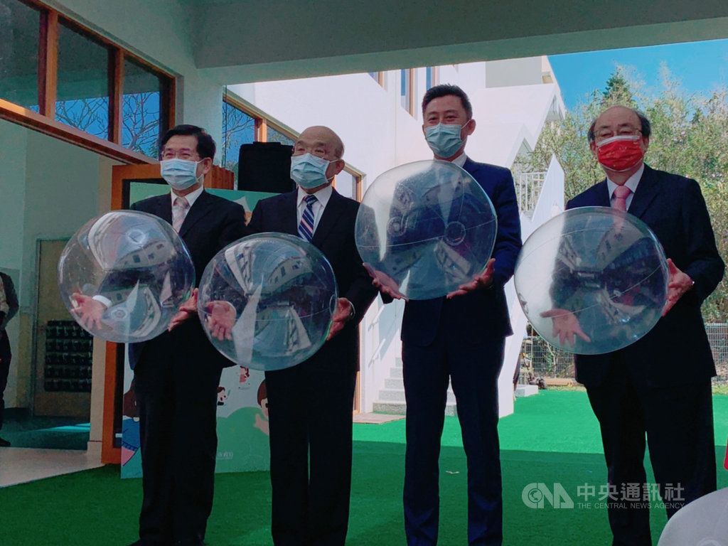 新竹市高峰非營利幼兒園23日舉辦落成啟用典禮,行政院長蘇貞昌(左2)、新竹市長林智堅(右2)、教育部長潘文忠(左1)與民進黨立委柯建銘(右1)出席。中央社記者郭宣彣攝 110年2月23日