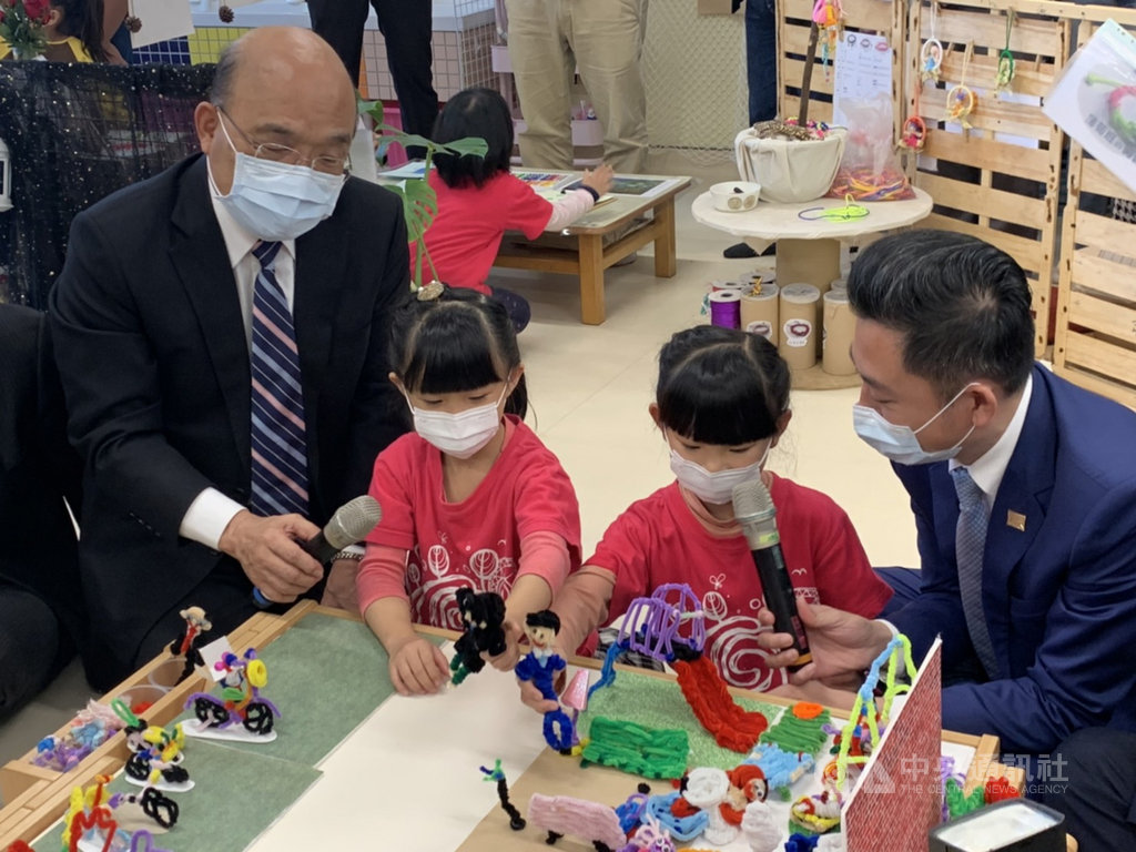 新竹市高峰非營利幼兒園23日啟用,行政院長蘇貞昌(左1)與新竹市長林智堅(右1)與孩子互動,希望讓孩子在舒服的環境學習成長。中央社記者郭宣彣攝 110年2月23日