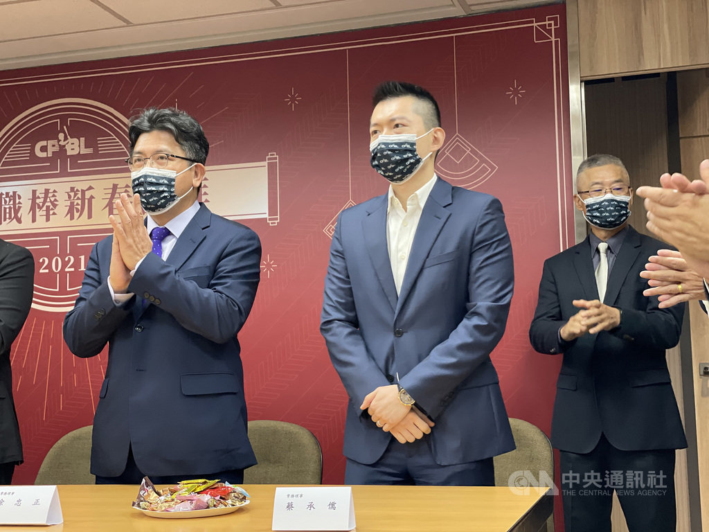 中華職棒23日召開領隊會議,針對富邦悍將隊新洋砲納飛猛爭議問題討論,聯盟採取最高標準,決議不同意登錄,悍將領隊蔡承儒(左2)表示,尊重聯盟決議。中央社記者謝靜雯攝 110年2月23日
