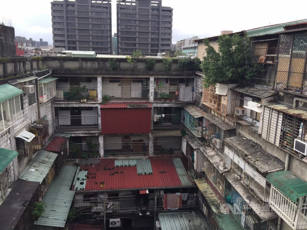 位於台北市大同區的斯文里三期整建住宅,是全國首件由政府擔任實施者的公辦都更案,市府23日舉行上梁典禮。圖為斯文里三期整建住宅原狀況。(都發局提供)中央社記者劉建邦傳真 110年2月23日