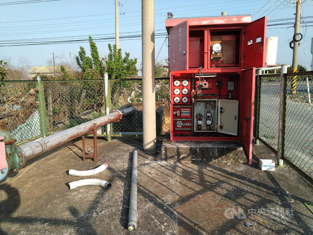 農田水利署雲林管理處員工發現近2週內斗六、斗南、大埤等地有6處地下水井電纜線遭破壞,初估影響600公頃農田灌溉,皆已分別向當地派出所報案,也請各工作站人員加強抽水井巡邏。(農田水利署雲林管理處提供)中央社記者姜宜菁傳真 110年2月23日