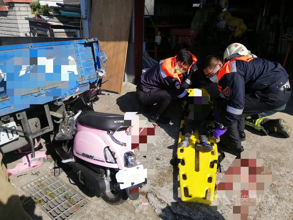 新竹縣消防局表示,一名戴姓母親23日三貼載著5歲與6 歲兒子,疑追撞小貨車後斗造成機車車頭受損嚴重,3人受困,警消獲報到場救援,但戴母與5歲兒子送醫不治,6歲兒子重傷仍在搶救。(讀者提供)中央社記者郭宣彣新竹縣傳真 110年2月23日