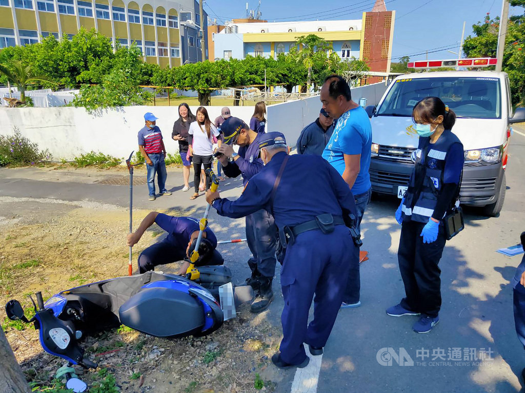 屏東小琉球22日發生一隻1.5公尺長的臭青母被女機車騎士不慎輾壓,騎士煞車不及摔倒後,蛇也迅速鑽進機車裡躲藏,消防人員獲報到場協助捕蛇,眾人在翻倒的機車車身四處翻找蛇蹤。(屏東縣消防局提供)中央社記者郭芷瑄傳真 110年2月23日