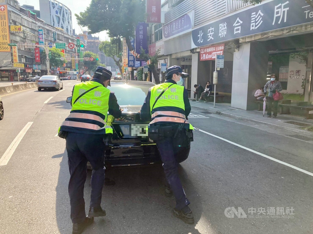 台北市警察局保安警察大隊23日表示,3名員警日前巡邏途經中山區北安路時,發現有汽車拋錨卡路中,造成車流嚴重回堵,隨即由其中1名員警在後方指揮來車,另2警合力推車,協助化解交通壅塞。(台北市警察局保安警察大隊提供)中央社記者黃麗芸傳真 110年2月23日