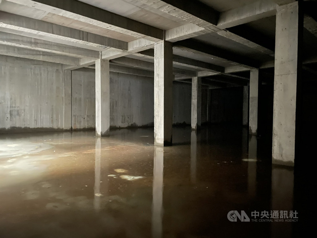 新北市三重區新北高中透水保水工程近期完工,成為新北第6座以現有校地改造完成的校園,校園地下設置容量達4900噸的貯水槽,成為深具透水保水功能的韌性校園。(新北市水利局提供)中央社記者王鴻國傳真 110年2月23日