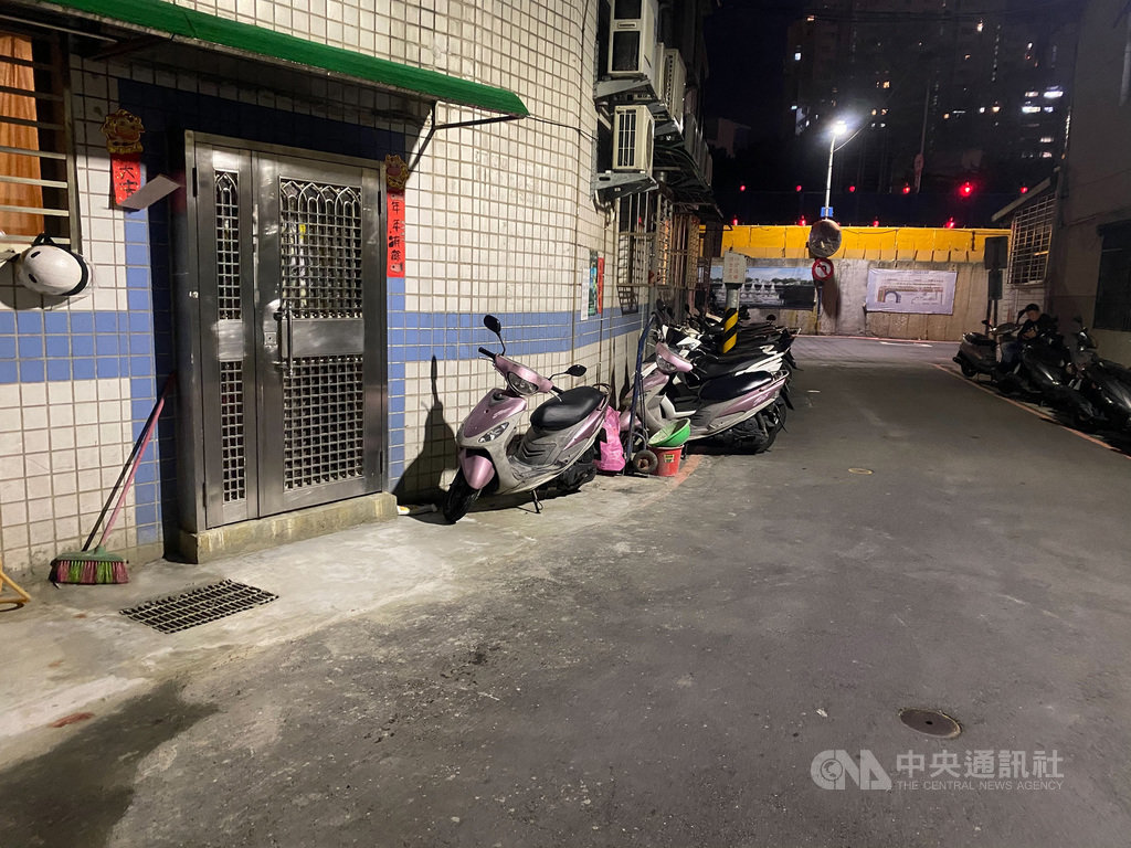 新北市永和區保生路48巷23日晚間發生一名謝姓男子遭利刃砍傷事件,謝男已送醫急救,警方獲報依凶嫌逃逸方向調閱監視器畫面,積極追緝偵辦中。(民眾提供)中央社記者黃旭昇新北市傳真 110年2月23日