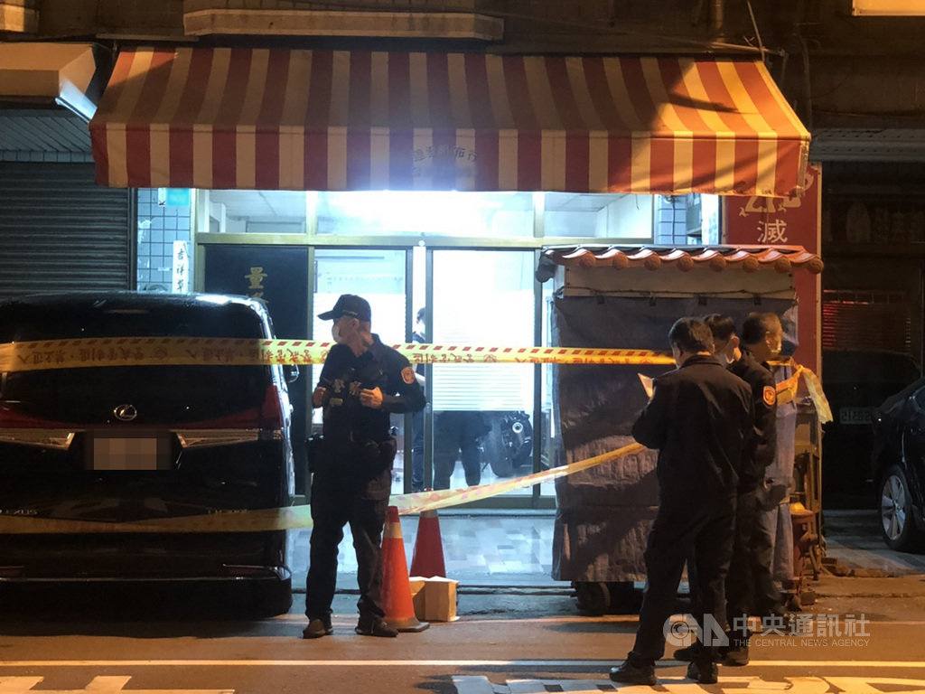 台南市安平區一處民宅23日晚間發生槍擊案,51歲陳姓男子中槍倒地,警方趕到時男子已無生命跡象,送醫宣告不治。警方已調閱監視器掌握涉案車輛,正全力追查。中央社記者張榮祥台南攝 110年2月23日