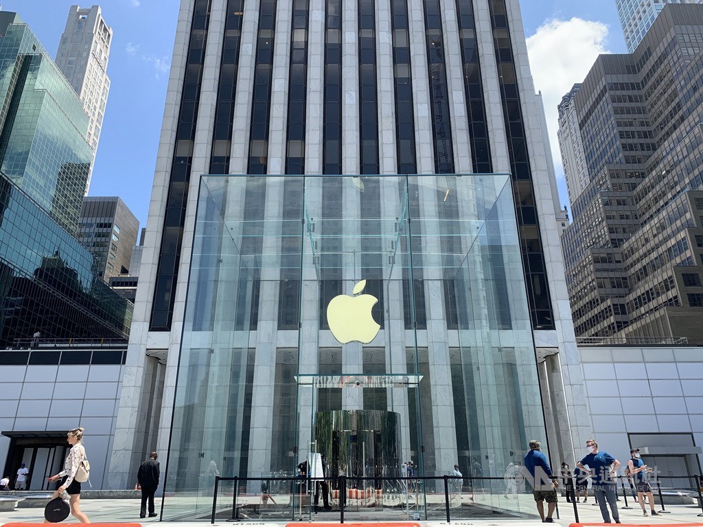 美國資訊科技業調查及諮詢公司顧能公布調查顯示,蘋果公司因iPhone 12在第4季銷售強勁,睽違4年登上全球智慧手機市場龍頭寶座。圖為曼哈頓第五大道蘋果直營店。(中央社檔案照片)